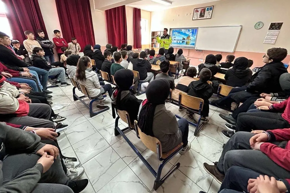 Afyonkarahisar’da Jandarma Tarafından Trafik Eğitimi Verildi