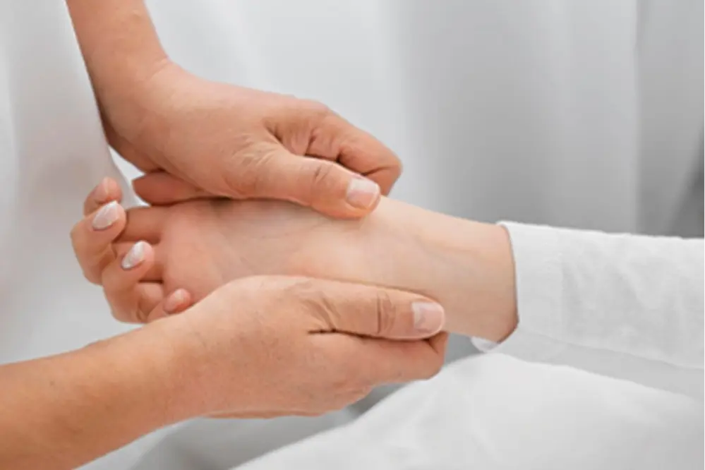 Akıllı Cihaz Kullanımı El ve Bilek Sinir Sıkışmalarını Tetikliyor