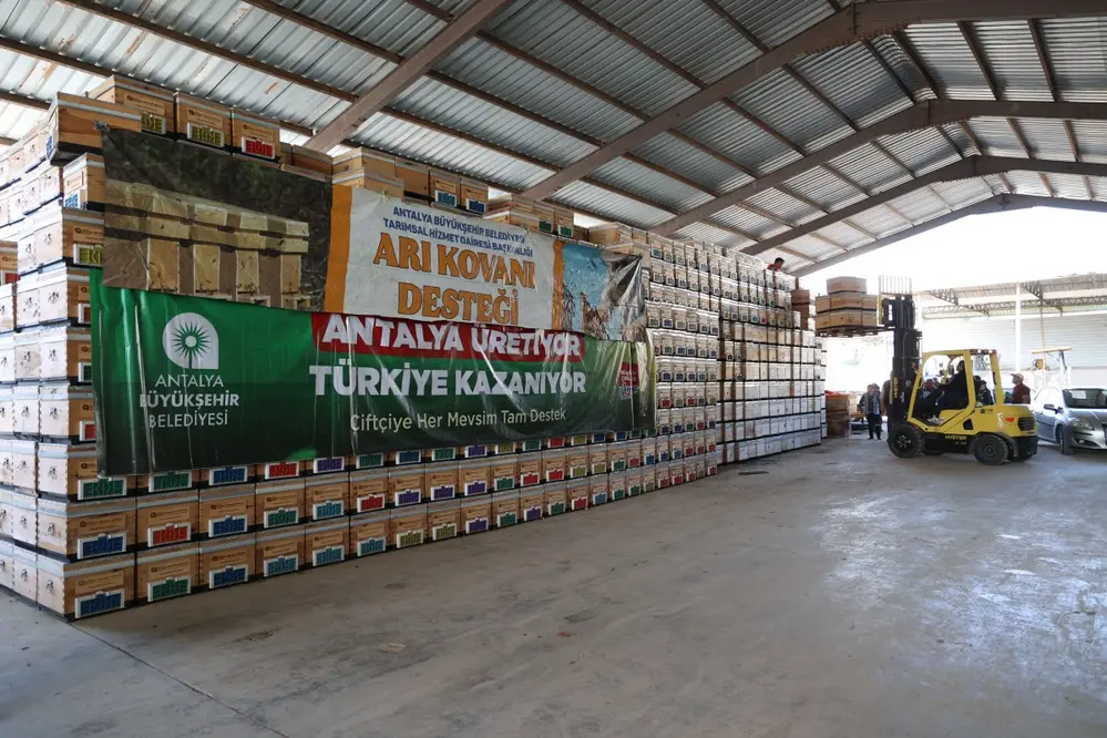 Antalya Büyükşehir Belediyesi Arıcılık Desteklerini Sürdürüyor: 1.200 Kovan Dağıtıldı