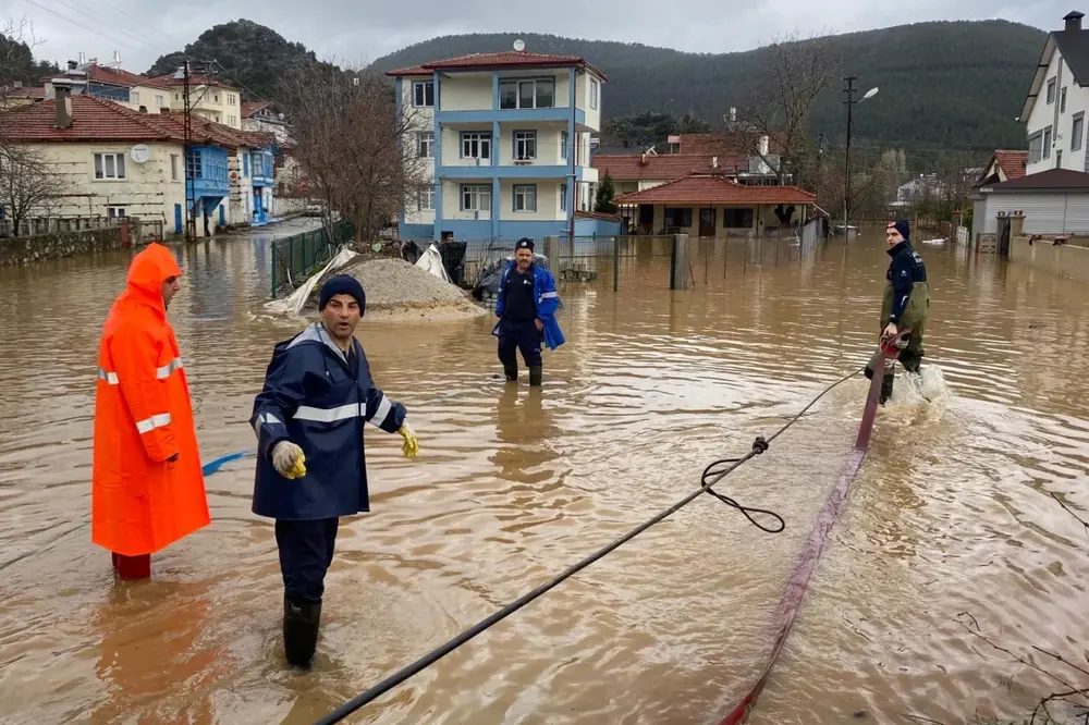 Antalya Büyükşehir Ekipleri Yağış Sonrası Hasarlı Yollarda Çalışma Yürüttü