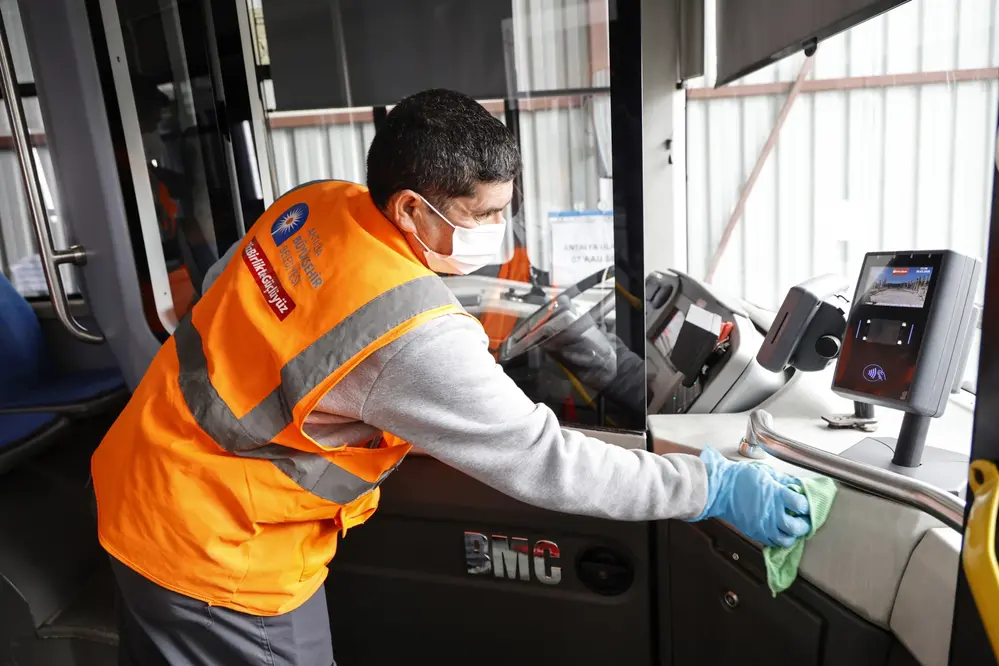 Antalya'da Toplu Taşıma Araçları Günlük Temizlik ve Dezenfeksiyon İşlemleriyle Hazırlanıyor