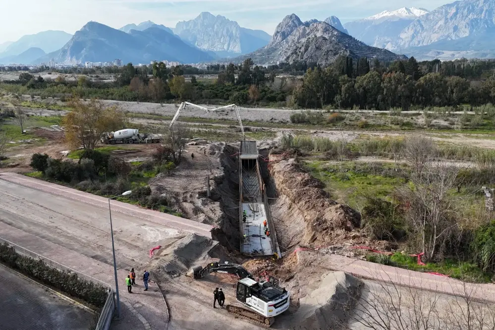 Antalya Konyaaltı'nda 3 Bin Metrelik Yağmursuyu Hattı İnşası Devam Ediyor