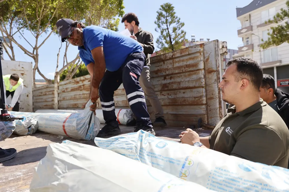 Antalya Kumluca'da Hortum Zarar Gören Çiftçilere Sera Naylonu Desteği Sağlandı