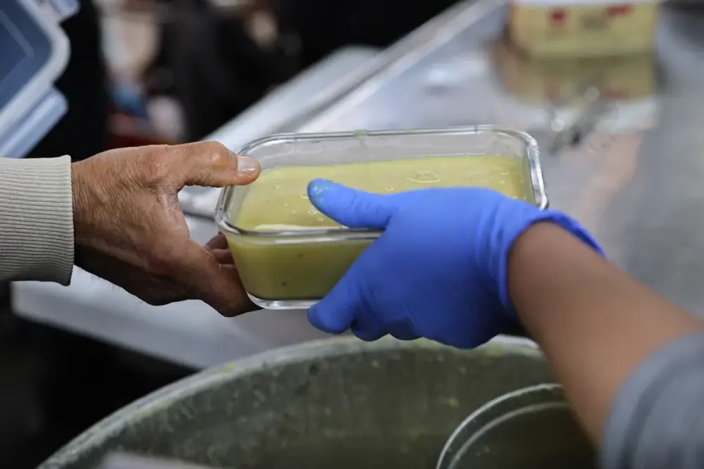 Antalya Mobil Aşevi Kepez Kanal Mahallesi'nde Sıcak Yemek Dağıttı