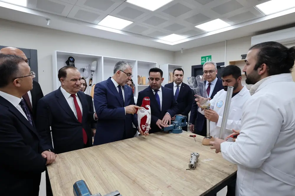 Bakan Işıkhan Gaziantep'teki Buğday Tanesi Protez-Ortez Merkezini Ziyaret Etti