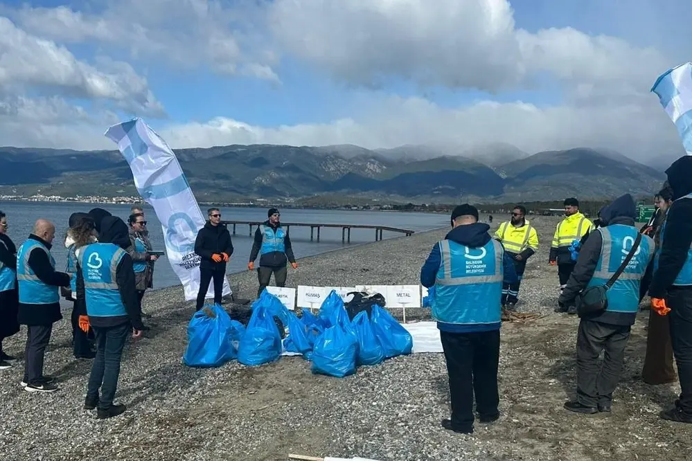 Balıkesir Büyükşehir Belediyesi Deniz Çöpleri İzleme Programı Kapsamında Kıyı Temizliği Gerçekleştirdi