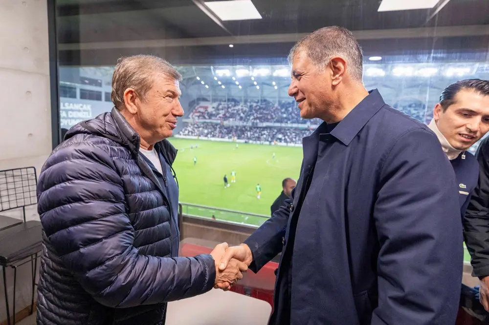 Başkan Tugay Karşıyaka Stadı Maçını İzledi Tanju Çolak Teşekkür Etti