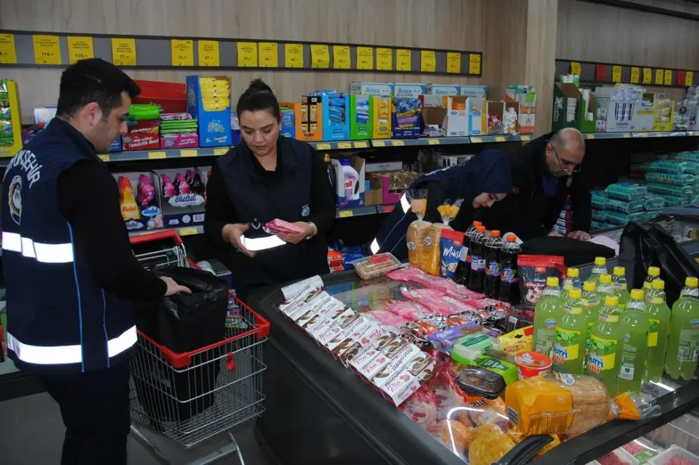 Bayram Öncesi Marketlerde Zabıta Denetimleri: 6 Milyon TL Değerinde Ürün Toplandı