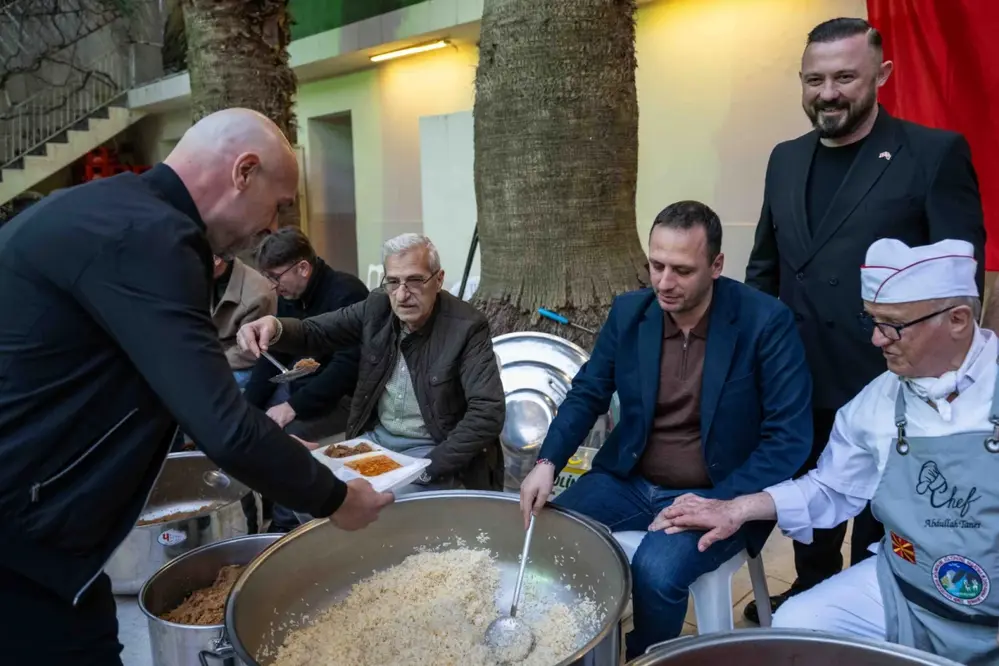 Bornova Belediye Başkanı Ömer Eşki, Makedonya Göçmenlerinin İftar Programına Katıldı