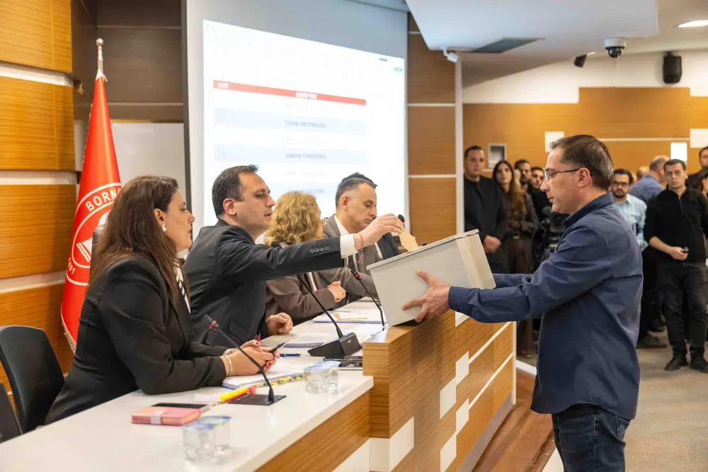 Bornova Belediyesi Meclisi'nde Komisyon Üyeleri ve Yönetim Kadrosu Belirlendi