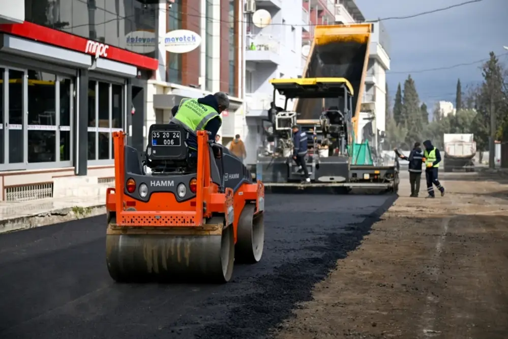 Bornova'da Yol Bakım ve Onarım Çalışmaları Sürüyor