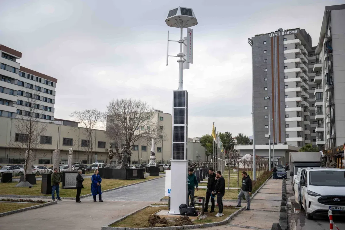 Bornova’ya Türkiye’nin En Kapsamlı Hibrit Enerji Direği Kuruldu