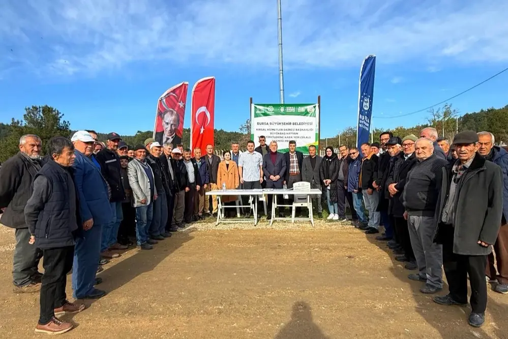 Bursa Büyükşehir Belediyesi Büyükbaş Hayvan Yetiştiricilerine Kaba Yem Desteği Sağladı