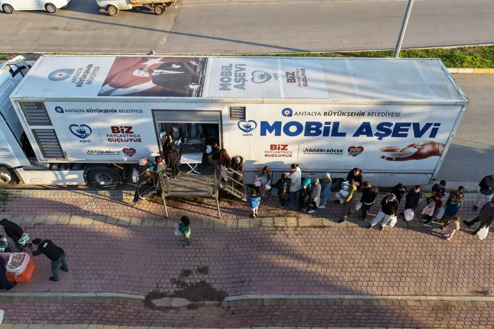 Büyükşehir Belediyesi Mobil Aşevinden Mahallelerde İftar Yemeği Dağıtımı Devam Ediyor