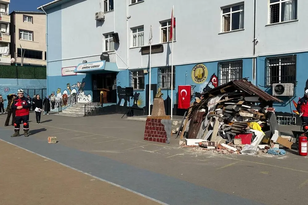 ÇAK-TİM Demirsaç Ortaokulu'nda Arama Kurtarma Tatbikatı Gerçekleştirdi