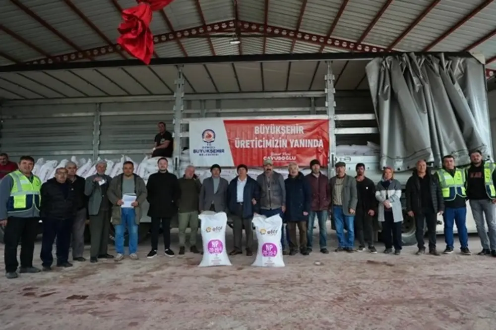 Denizli Büyükşehir Belediyesi'nden Çiftçilere Kompoze Gübre Dağıtımı Başladı