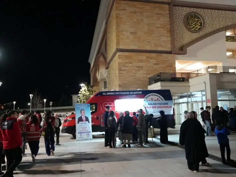 Denizli Büyükşehir Belediyesi Ramazan'da Cami Çıkışlarında Mobil İkram Hizmeti Sunuyor