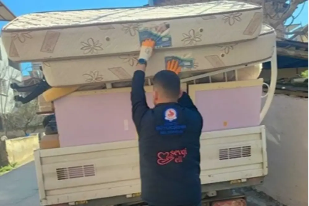 Denizli Büyükşehir Belediyesi Sarayköy'de Yangın Sonrası Aileye Eşya ve Gıda Desteği Sağladı