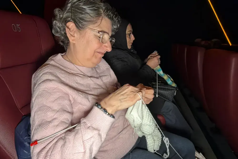 Düzce’de Kadınlar Film İzlerken Örgü Örerek Üretim Yaptı