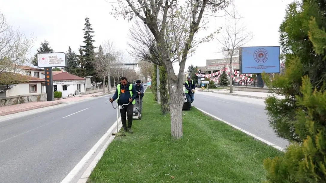 Elazığ’da Yeşil Alanlarda Bakım ve Temizlik Çalışmaları Devam Ediyor