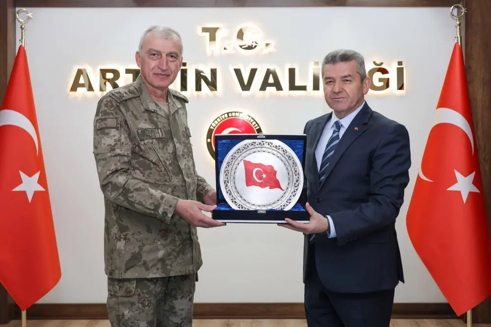 Erzurum 9. Kolordu Komutanı Tümgeneral Akyıldız, Artvin Valisi Ergün'ü Makamında Ziyaret Etti