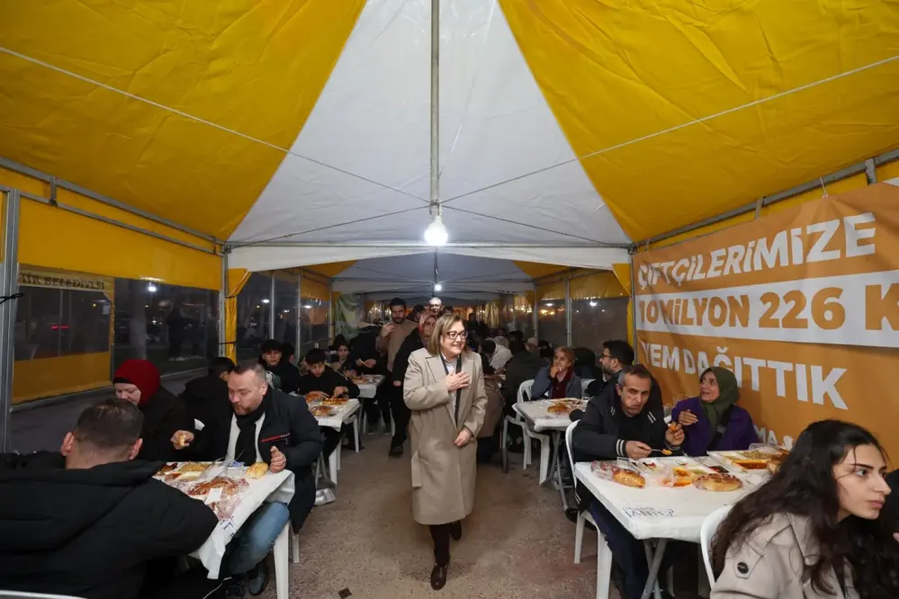 Gaziantep Başkanı Fatma Şahin Ramazan Sokağı’nda Vatandaşlarla İftar Açtı