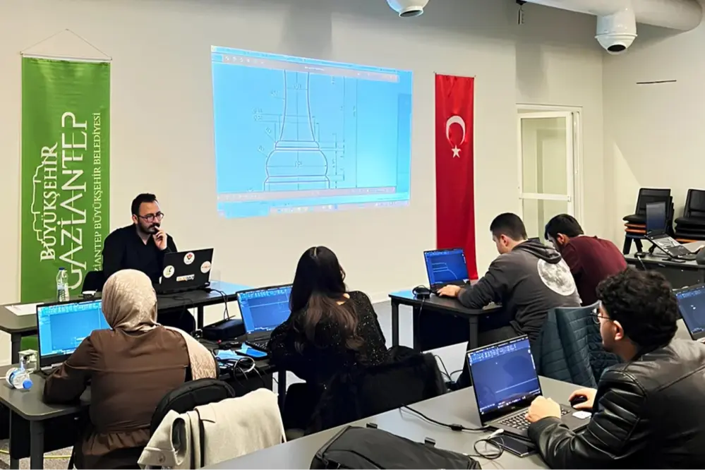 Gaziantep Bilim Merkezi'nde Ramazan Teknoloji Kampları Gençlere Uygulamalı Eğitim Sunuyor