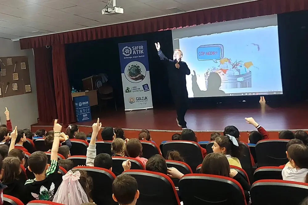 Gölcük Belediyesi Turgut Özal İlkokulu'nda Geri Dönüşüm Eğitimi Verdi