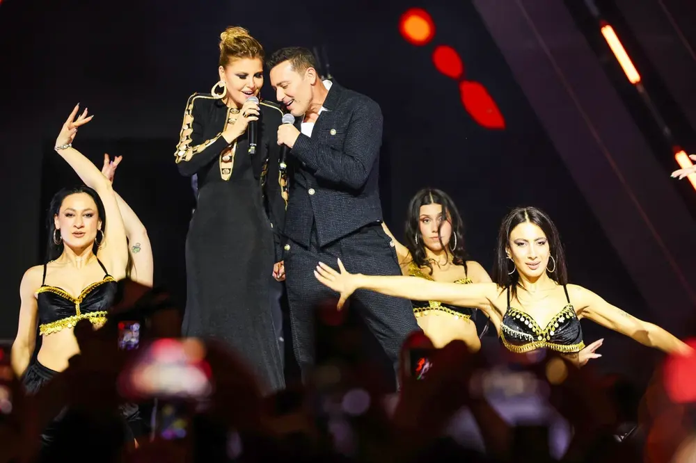 Gülben Ergen ve Mustafa Sandal 'Şıkır Şıkır' Şarkısında Sahneyi Paylaştı