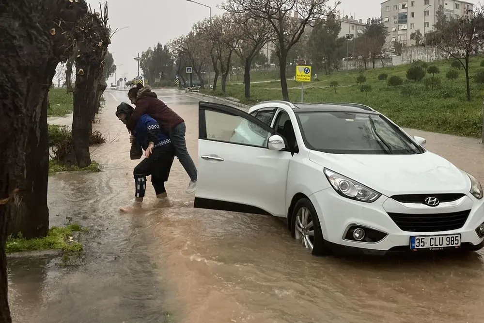 İzmir Alsancak'ta Zabıta Ekipleri Su Birikintilerinde Mahsur Kalan Vatandaşları Kurtardı