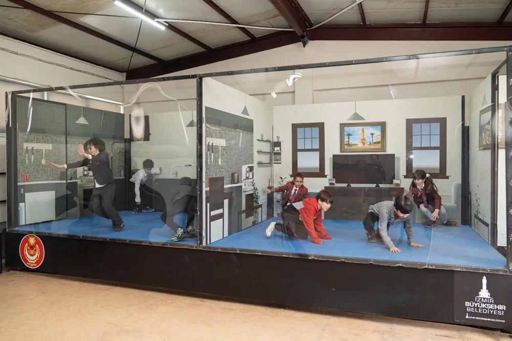 İzmir Buca'da Sanal Gerçeklik Deprem Simülasyonu ile Afet Eğitimi Devam Ediyor