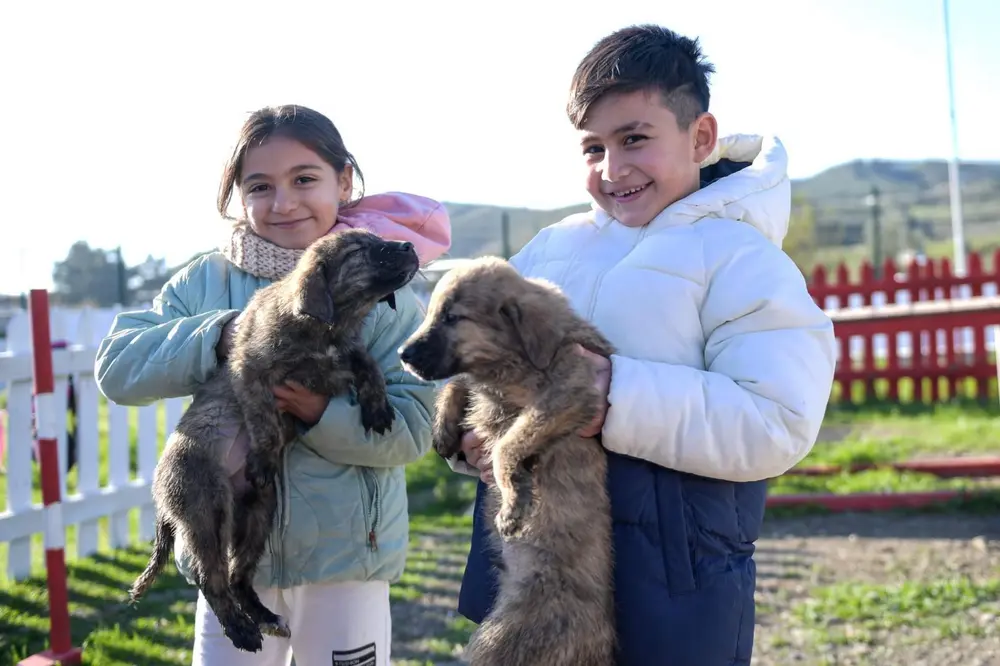 İzmir’de Engelli Çocuklar ve Aileleri ‘Patili Dostlar’ Projesiyle Hayvanlarla Buluşuyor