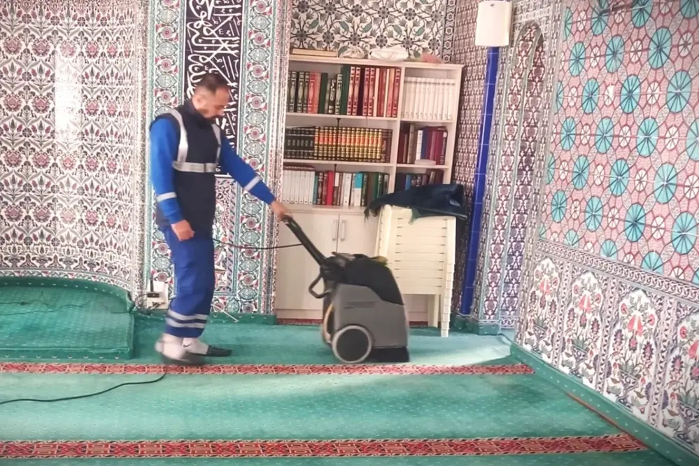 İzmir'de İbadethaneler Ramazan Ayı Temizliğiyle Hazırlanıyor