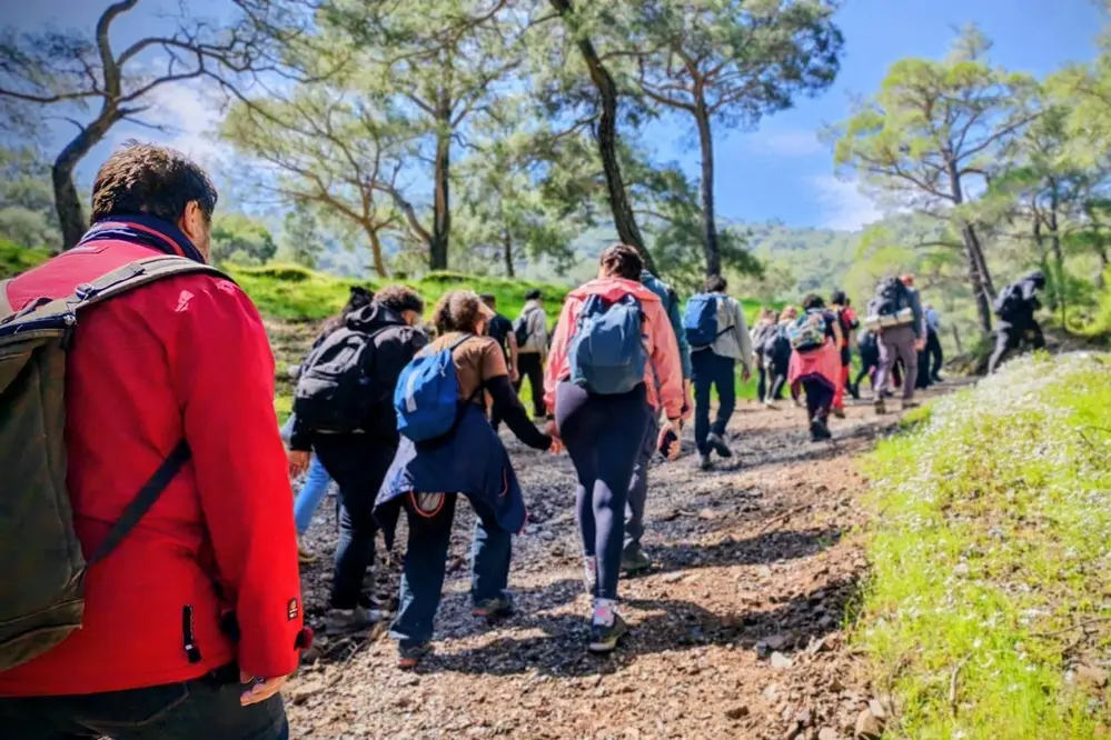 İzmir Efes Minyas Yolu’nda Bahar Yürüyüşü ve Çevre Temizliği Etkinliği Gerçekleştirildi