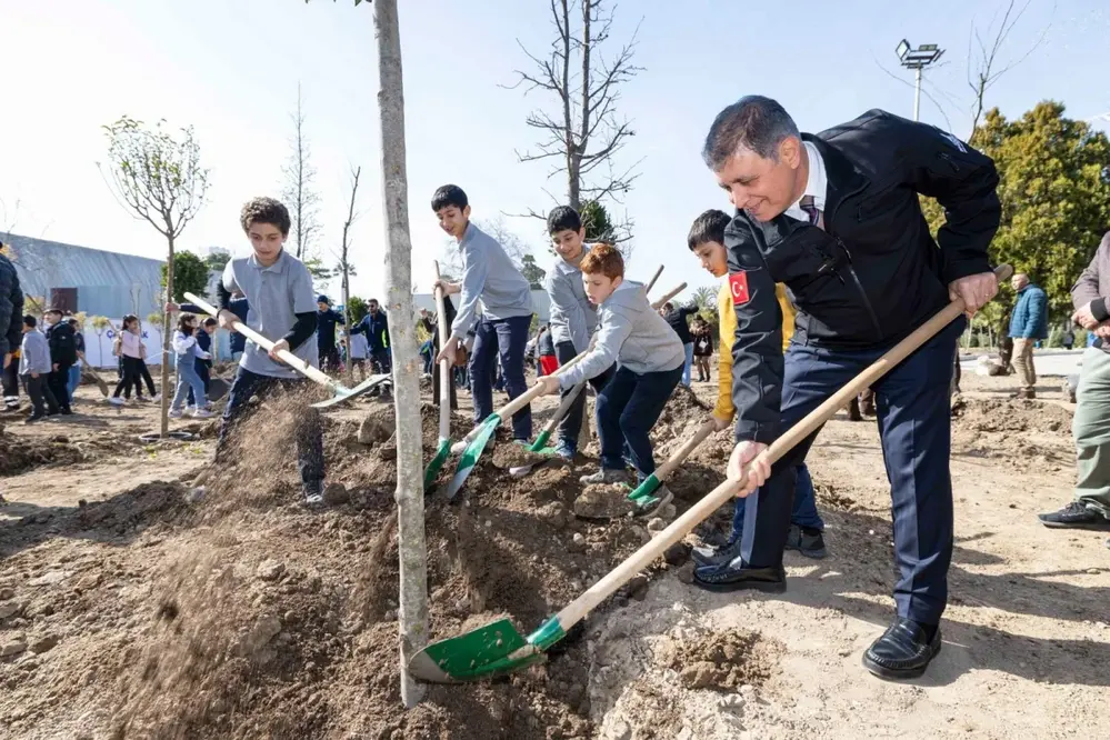 İzmir Kültürpark’ta 4.300 Metrekarelik Alan Yeşil Alana Dönüştürüldü