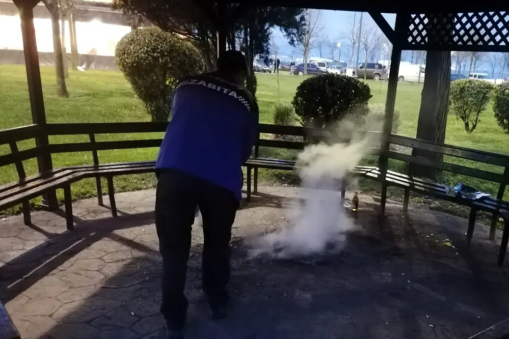 İzmit Balıkhan Çevresinde Ateş Büyümeden Zabıta Ekipleri Tarafından Söndürüldü