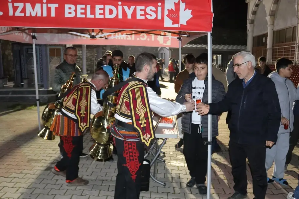 İzmit Belediyesi Teravih Namazı Sonrası Şerbet ve Lokum İkramı Gerçekleştirdi