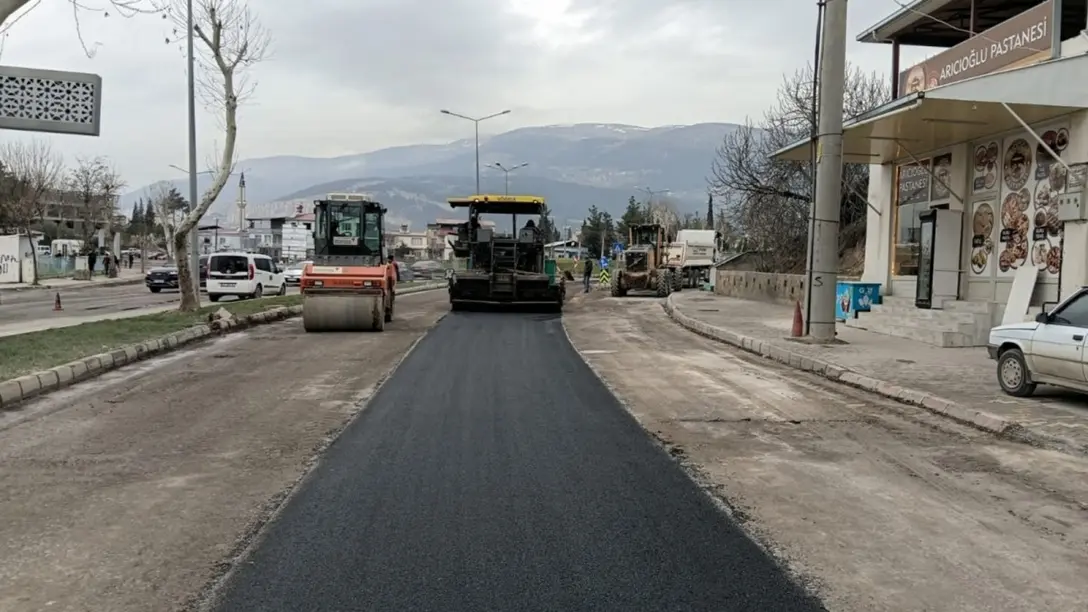 Kahramanmaraş Büyükşehir Belediyesi Dulkadiroğlu’nda Asfalt Çalışmalarını Sürdürüyor