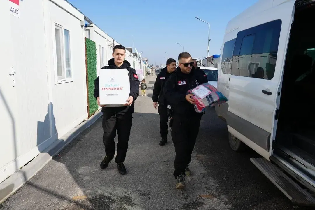 Karabağlar Belediyesi'nden Adıyaman Depremzedelerine Battaniye ve Eğitim Yardımı