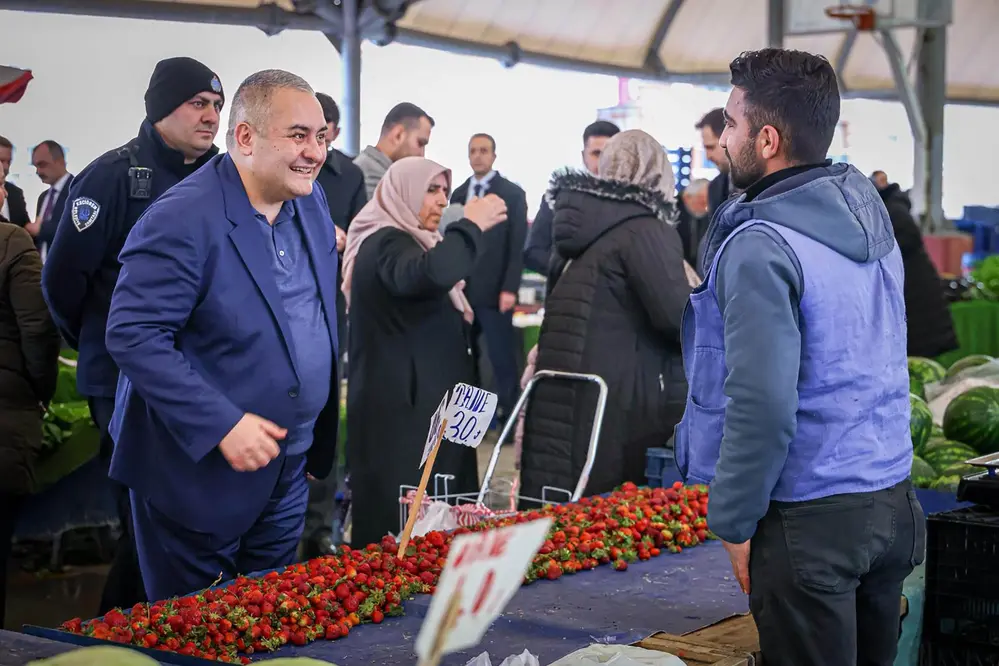 Keçiören Belediye Başkanı Özarslan Pazar Ziyaretinde Esnaf ve Vatandaşlarla Bir Araya Geldi