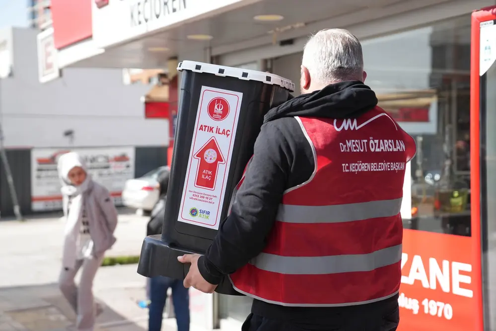 Keçiören'de Atık İlaç Toplama Kutuları Yerleştirildi ve Muhtarlıklara Ecza Dolapları Dağıtıldı