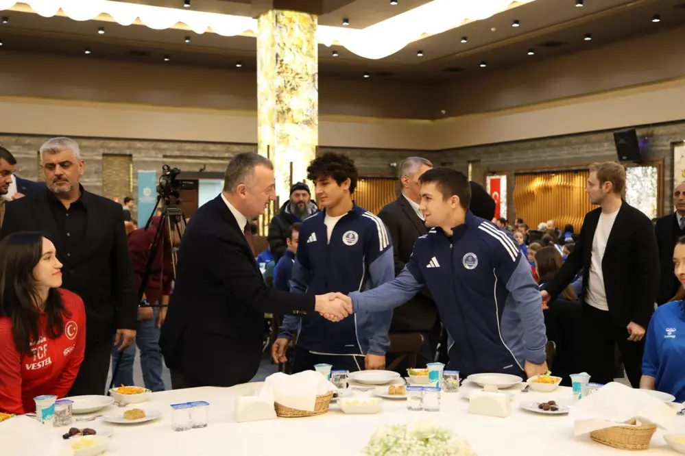 Kocaeli Büyükşehir Belediye Başkanı Büyükakın Şampiyon Sporcularla İftar Programında Buluştu