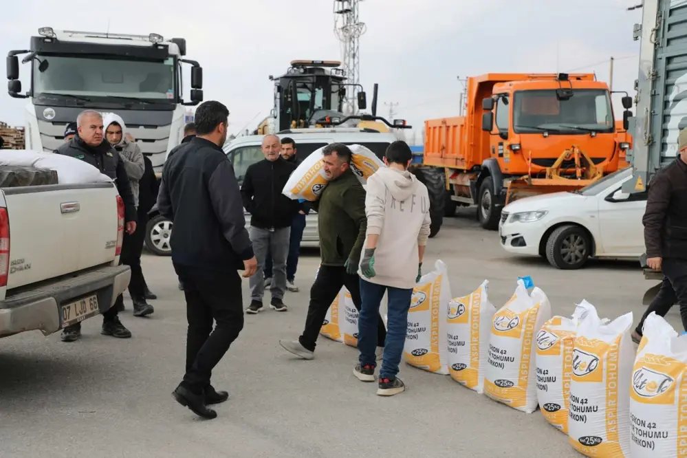 Konya Büyükşehir Belediyesi Çiftçilere 17 Bin 450 Kilogram Aspir Tohumu Dağıttı