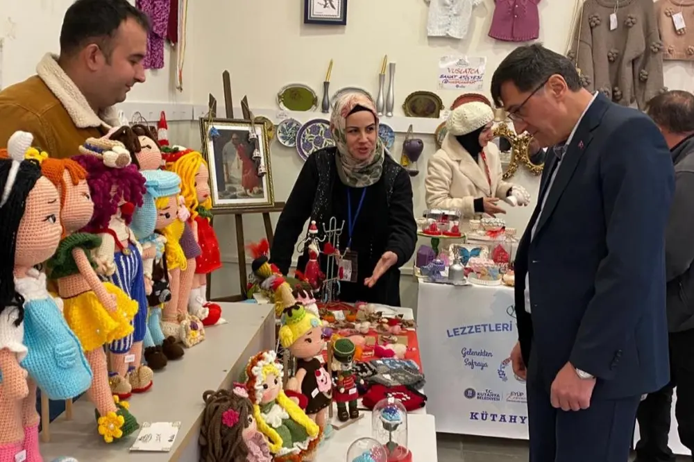 Kütahya Belediye Başkanı Kahveci, Sera AVM Yöresel Ürün Stantlarını Ziyaret Etti