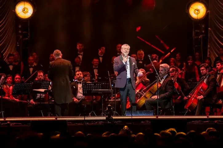 Levent Yüksel İstanbul'u Aşk Şarkılarıyla Salladı: 30. Yıl Senfonik Konseri Kapalı Gişe!