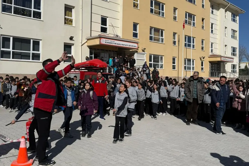 Malatya’da 950 Öğrenciye Deprem ve Yangın Eğitimi Verildi