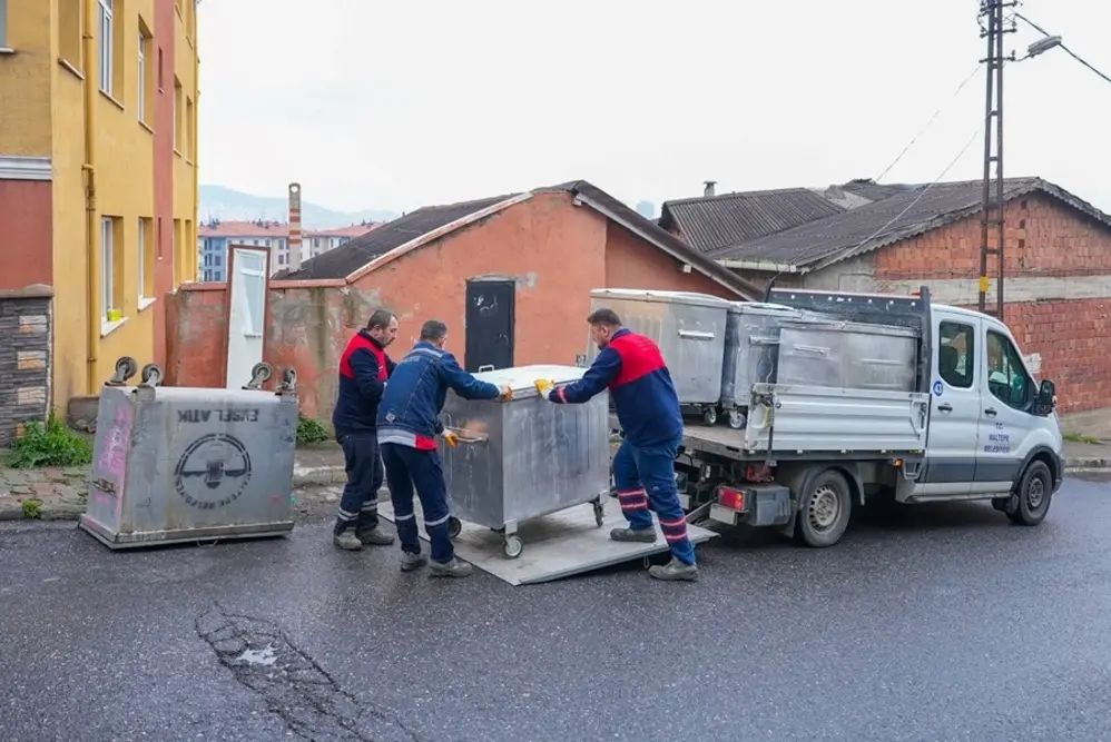 Maltepe Belediyesi Temizlik Ekipleri Hasarlı Çöp Konteynerlerini Onararak Yeniden Kullanıma Kazandırdı