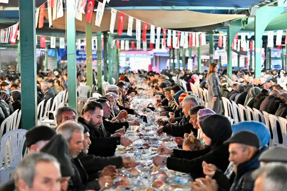 Manisa Demirci'de Büyükşehir Belediyesi İftar Programı Düzenledi