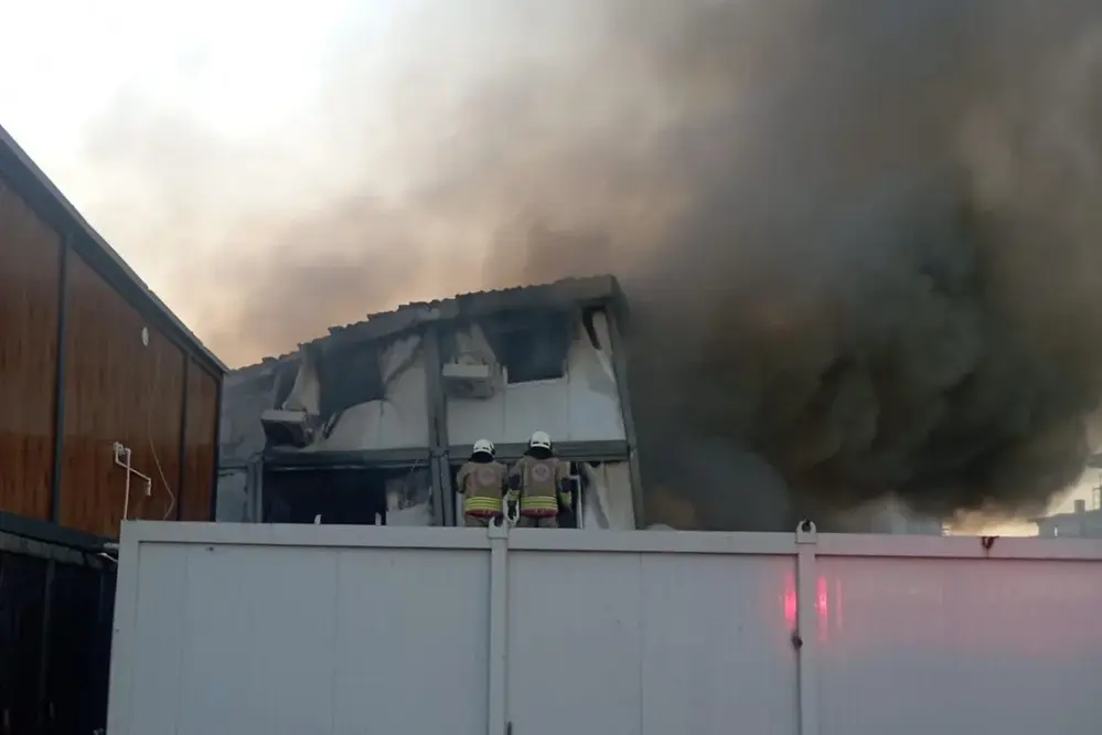 Manisa Şehzadeler TOKİ Şantiyesinde İşçi Konteyneri Yangını Söndürüldü