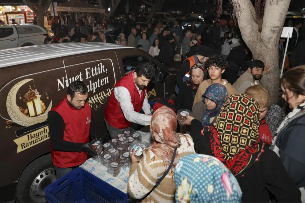 Mersin Büyükşehir Belediyesi Kadir Gecesi'nde Lokma İkramı Gerçekleştirdi